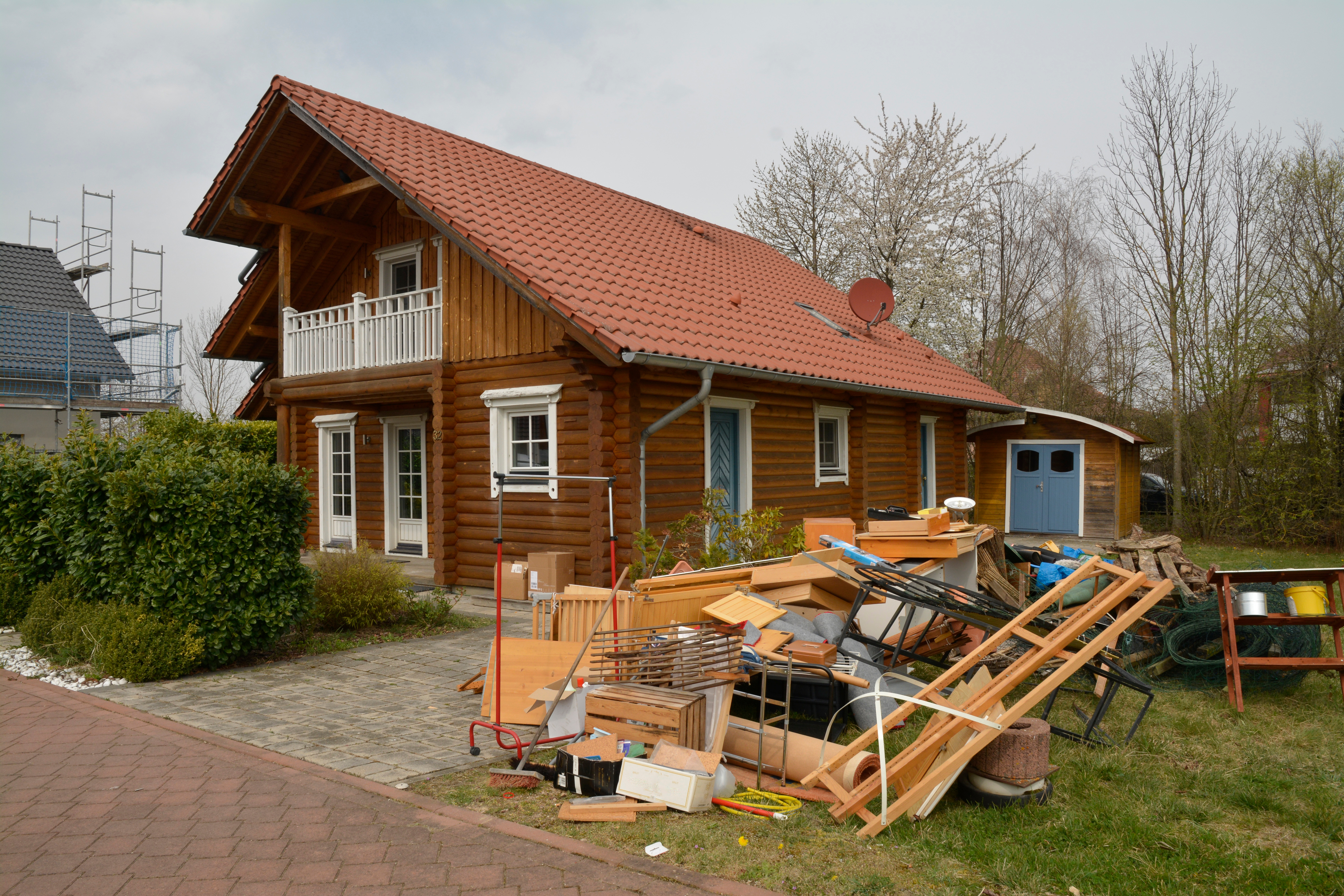 Haushaltsauflösung und Hausentrümpelung mit fachgerechter Entsorgung von Möbeln, Sperrmüll und Hausrat vor einem Wohnhaus – professionelle Entrümpelungsfirma.